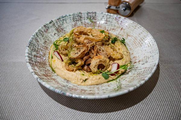 Extra topping pentru hummus : Pulled pork cu ceapă crocantă